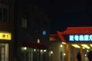 深海纪录片画面，潜水器探照灯扫过幽蓝水层