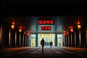 单人静音舱俯拍，顶棚吸音板呈放射状排列